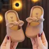 Nuevas Pantuflas Cerradas para Niña Primavera/Verano 2026 con Lindo Moño, Suela Suave, Sandalias Semi-Cerradas para Niños Padre-Hijo, Zapatos de Princesa