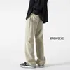 Calça com vibe retrô americana, estilo high-street moderno, jeans tingido com lama amarela lavado, calça masculina solta de perna reta levemente alargada