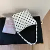 Bolso cruzado de nailon con lunares de nicho para mujer 2025 Nuevo bolso versátil de hombro y axila para salir y trabajar Bolso de mano pequeño