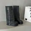 Botas de cano médio estilo europeu e americano para mulheres, quentes e estilosas, para o outono de 2026, com sola grossa, que aumentam a altura, bico redondo, estilo motoqueiro