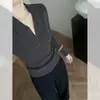 Elegante y sofisticada base de punto gris con cuello para mujer, estilo otoño old money, corte ajustado, top adelgazante