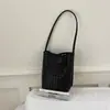 Bolsa de ombro única trançada transfronteiriça feminina moda trendy sensação oca bolsa de ombro tipo balde 2026 cesta de piquenique bolsa transversal
