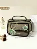 2026 Nova Bolsa de Maquiagem Transparente à Prova d'Água Grande Capacidade Portátil Desenho Animado Fofa Bolsa de Armazenamento para Viagem Bolsa de Higiene Pessoal de Mão