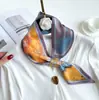 Tampão de Ouvido Pequeno Cruz Pequeno Lenço de Seda para Mulheres na Primavera, Outono e Verão Estilo Coreano Fashionável Elegante Lenço Decorativo Amarrado na Bolsa ou Cabeça Tendência
