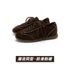 Zapatillas de entrenamiento alemanas rojas para mujer, modelo nuevo popular 2026, zapatillas de suela blanda y plana Forrest Gump, zapatillas versátiles de cuero de vaca multicapa para mujer