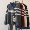 Suéter Abrigo de Patchwork de Mezclilla con Rayas Rojas para Mujer 2026 Nuevo Primavera Talla Grande Año Nuevo Top de Punto