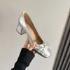 Superfície brilhante prateada sapatos Mary Jane de bico quadrado com laço boca rasa estilo francês temperamento absolutamente bonito sapatos de casamento com salto grosso feminino