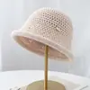 Sombrero Cubo Versátil Estilo Coreano para Mujer, Ala Pequeña, Primavera y Otoño, Tejido Calado, Transpirable, Logo Pequeño, Estilo Británico, Elegante, Moderno, Bombín Pequeño