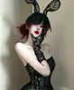 Máscara divertida con orejas grandes de conejo, accesorio tejido en dorado, ideal para celebrantes de internet.