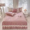 Faldón de cama de alta densidad 13372 de algodón puro Clase A, hecho a medida de color sólido con diseño francés calado, faldón de cama de una sola capa 100% algodón para dormir al desnudo