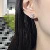 Aretes de oro blanco de 18 quilates con diamantes en forma de flor de coche, engastados con diamantes naturales, aretes de diamantes redondos, diamantes en escalera y diamantes cuadrados
