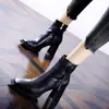 Botas curtas estilosas com bico quadrado e salto alto, apresentando fivela de cinto e salto grosso, um novo design para a temporada outono/inverno de 2026