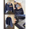 Chaqueta de mezclilla elegante y moderna con bloques de color y diseño corto, perfecta para figuras petite para crear una silueta más alta.. Novedad para Otoño 2026, H091116
