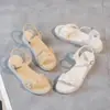 Sandálias de salto baixo femininas 2024 verão novo sapatos de praia estudantes femininas casuais sola macia casual confortável sapatos femininos atacado