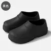 Botas de chuva impermeáveis para homens, de corte baixo, cano curto, antiderrapantes, com sola grossa, adequadas para trabalho na cozinha, uso ao ar livre e para vadear na água; botas de chuva leves que também podem ser usadas como calçados externos; também disponível para mulheres