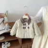 Conjunto de ropa fina de algodón para otoño e invierno para bebés y niños pequeños, chaqueta pequeña de algodón con cuello vuelto abotonada de dibujos animados de cachorro para bebé y conjunto de tres piezas de pantalones de algodón