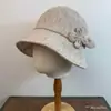 Chapéu de Pescador de Tecido Feminino com uma Vibe Artística Estilo Floresta, Apresentando Embelezamentos Florais Tridimensionais, Respirável e Adequado para o Deslocamento Diário, Faz o Rosto Parecer Menor