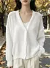 Nueva colección de otoño e invierno: cárdigan de cuello en V de corte relajado, suéter de punto de botones holgado, prenda exterior para mujer suave y femenina
