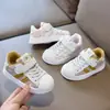 Tênis infantis estilo alemão, modelos de primavera e outono, sapatos de biqueira em concha com sola macia para meninos e meninas, tênis para bebês aprenderem a andar, tênis esportivos brancos para crianças pequenas