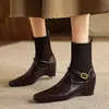 Botas Skinny de Couro Stretch Retrô Outono/Inverno 2026 com Fivela, Forradas, Salto Baixo, Bico Quadrado, Sapatos de Moda com Temperamento para o Dia a Dia