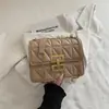 Bolsa de Ombro Feminina Nicho Estilo Coreano 2026 Nova Moda Pequena de Axila Bolsa Quadrada Bolsa Transversal Acolchoada