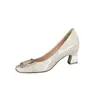 Aumento de Altura de 8CM Fivela Quadrada Clássica de Metal Salto Bloco Sapatos Femininos 2026 Novo Estilo Francês Bico Quadrado Couro Verniz Salto Alto Baixo