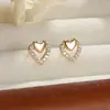 Brincos de tarracha Luochen de coração em duas camadas com diamantes para mulheres, tom duplo dourado e prateado, design de coração oco, totalmente cravejados com pedras de zircônia, pequenos e delicados, adequados para o uso diário