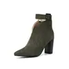 Botas de tornozelo de camurça de comércio exterior, tamanho grande, salto grosso, bico fino, com tira no tornozelo, feminino 09-10