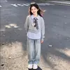 Conjunto moderno de primavera e outono para meninas estilo coreano, moletom doce de manga comprida estilo universitário e conjunto de jeans casual da moda