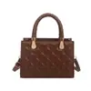 Bolsa de ombro elegante e versátil para mulheres, com bordado em relevo tecido transfronteiriço, novo modelo 2026, bolsa quadrada pequena de grande capacidade para o dia a dia