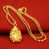Pingente Oco em Forma de Gota d'Água Banhado a Ouro Vietnamita para Mulheres, Colar Oco Brilhante da Moda em Forma de Gota d'Água, Corrente Ondulada de Ouro Imitação, Presente para a Mãe
