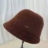 Chapéu de Balde Quente de Outono e Inverno para Mulheres com Aba Larga, Listras na Frente e Atrás, Logo de Metal, Chapéu de Pescador Simples e Versátil com Aba Grande