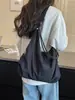 Bolso de mano de alta gama, exquisito para mujer, nuevo modelo 2026, bandolera de correa ancha, bolso casual y moderno de tela simple tipo albóndiga