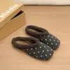 Sandalias de mujer estilo francés con lunares, tipo slip-on, adecuadas para uso en exteriores, colección otoño/invierno 2026, con un diseño suave y afelpado de media zapatilla con suela blanda, similares a las sandalias Birkenstock o Mula