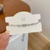 Pulseira Quadrada de Diamantes com Flor Incrustada de Diamantes Prateada, Suave e Delicada, Joia de Luxo Discreto para o Dia a Dia para Meninas, Joias Versáteis para Atacado
