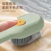 Cepillo multifuncional para zapatos con función dispensadora de líquido, diseñado para uso doméstico, con un mecanismo de botón para una fácil aplicación de líquido y cerdas suaves para limpiar zapatos y otros artículos