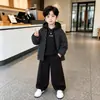 Conjunto Informal Nuevo de Primavera y Otoño 2026 para Niños, Sudadera con Capucha y Chaqueta de Otoño para Bebés, Conjunto Trendy de Tres Piezas para Niños