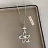Estilo Minimalista Colgante de Corazón y Estrella Mate Collar Largo, Único y de Nicho, Apilable, Cadena para Suéter Fresca y Versátil
