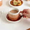 Encanto atemporal - Taza y platillo marrones pintados a mano - Taza de café estilo vintage con encaje blanco, taza hecha a mano exquisitamente para uso doméstico