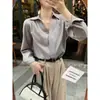 Tiro real temperamento simple francés cuello en V manga larga camisa mujer sentido del diseño nicho pliegues en los hombros botón dorado camisa 26435