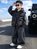 Ropa de Invierno para Niños Conjunto Forrado de Polar Estilo Otoño/Invierno 2026 Nuevo Ropa Deportiva Niños Medianos/Mayores Ropa Engrosada de Invierno Moderna