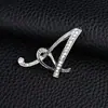 Temperamento de comercio exterior europeo y americano 26 broches de letras inglesas femenina diamante personalidad Joker moda corsage pin masculino accesorios