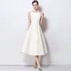 Foto Real de un Elegante Vestido de Satén sin Mangas Línea A para Mujer, con Cuello Redondo, Adornos de Pedrería, Ajuste en la Cintura, Efecto Adelgazante y un Vestido de Dobladillo Amplio