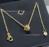 Estilo Chanel Baño de Oro V Versión de Alta Gama para Mujer Nuevo Collar Pequeño de Perlas Doradas Coco Patrón de Diamantes Colgante Artesanía CNC Cadena para la Clavícula