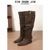 Botas altas de pierna ancha con diseño único de punta fina y tacón de forma especial, nuevo estilo verano 2026, botas altas de tacón alto adelgazantes