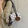 Bolso de mano de lunares de nicho de alta gama para mujer, bolso tipo bowling versátil con un toque de alta gama, bolso de hombro de gran capacidad para el día a día de la mujer