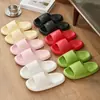 Pantuflas de suela gruesa para mujer con sensación de "caminar sobre heces", antideslizantes para baño y uso en el hogar, sandalias de verano para exteriores EVA para hombre