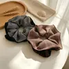 Scrunchie de moda estilo coreano de cuatro capas con estampado de cuadros blanco y negro, perfecto para crear una coleta baja chic, un accesorio para el cabello dulce y femenino