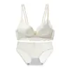 Lingerie de renda francesa original, projetada para mulheres com seios pequenos, apresentando um efeito push-up para realçar o busto, um design sem aro e um estilo doce e jovem.. Novo conjunto de sutiã