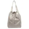 Bolsa tote casual para mulheres, grande capacidade, adequada para esportes, atividades ao ar livre, deslocamento para o trabalho, e pode ser carregada sob o braço, com fecho de cordão, e projetada como uma bolsa de ombro ou mochila